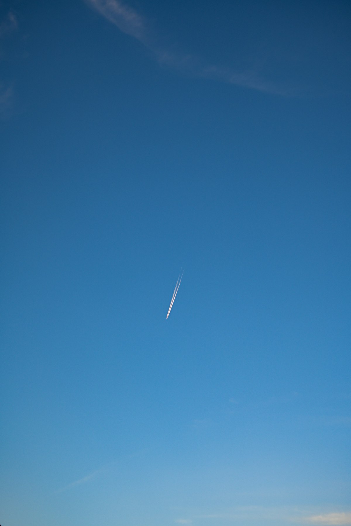 Les Chemtrails : Que Nous Pulvérise-t-on Vraiment Depuis le Ciel ?