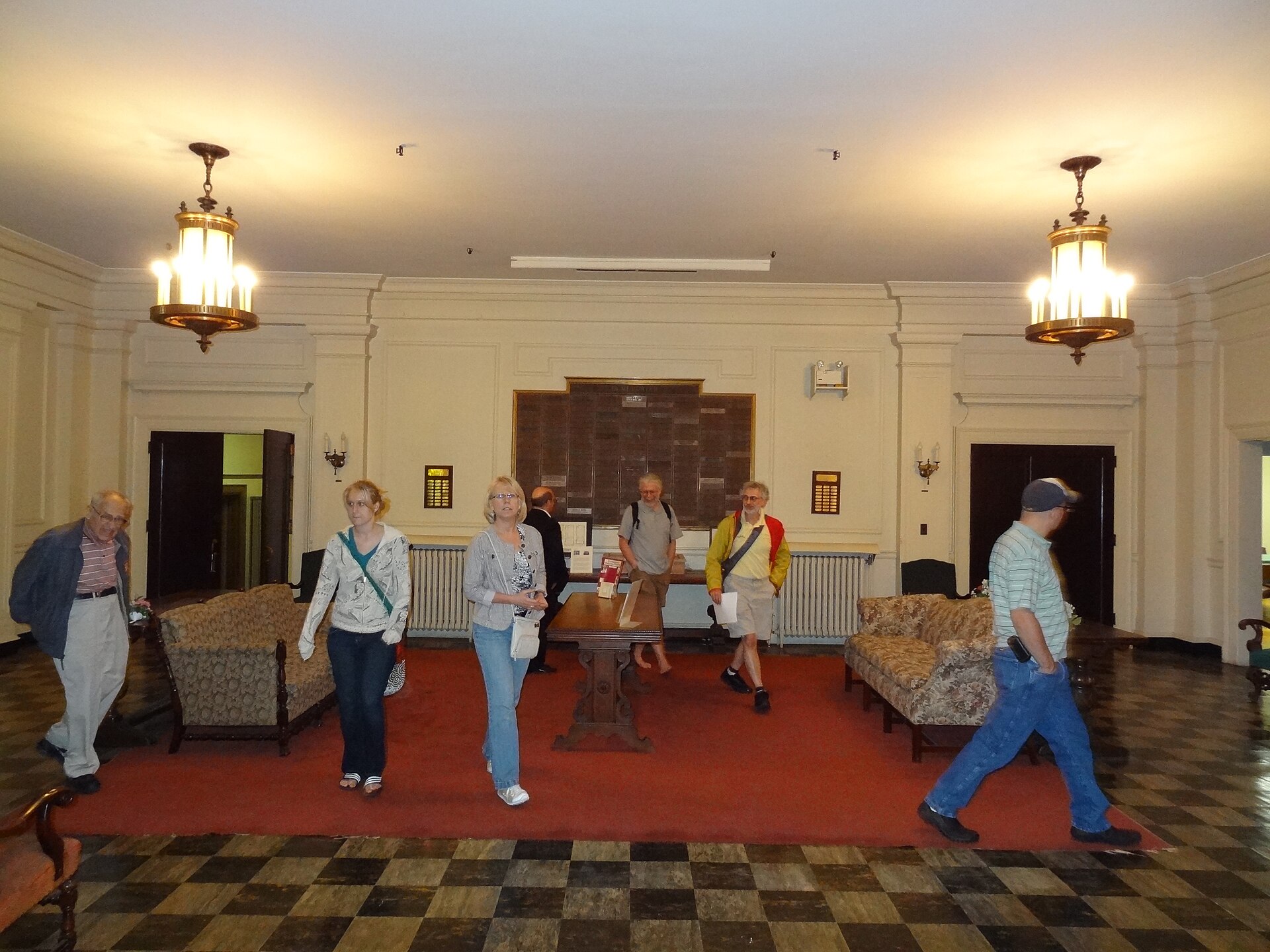 Salle de réunion aux banquettes alignées le long des murs, sous un plafond étoilé