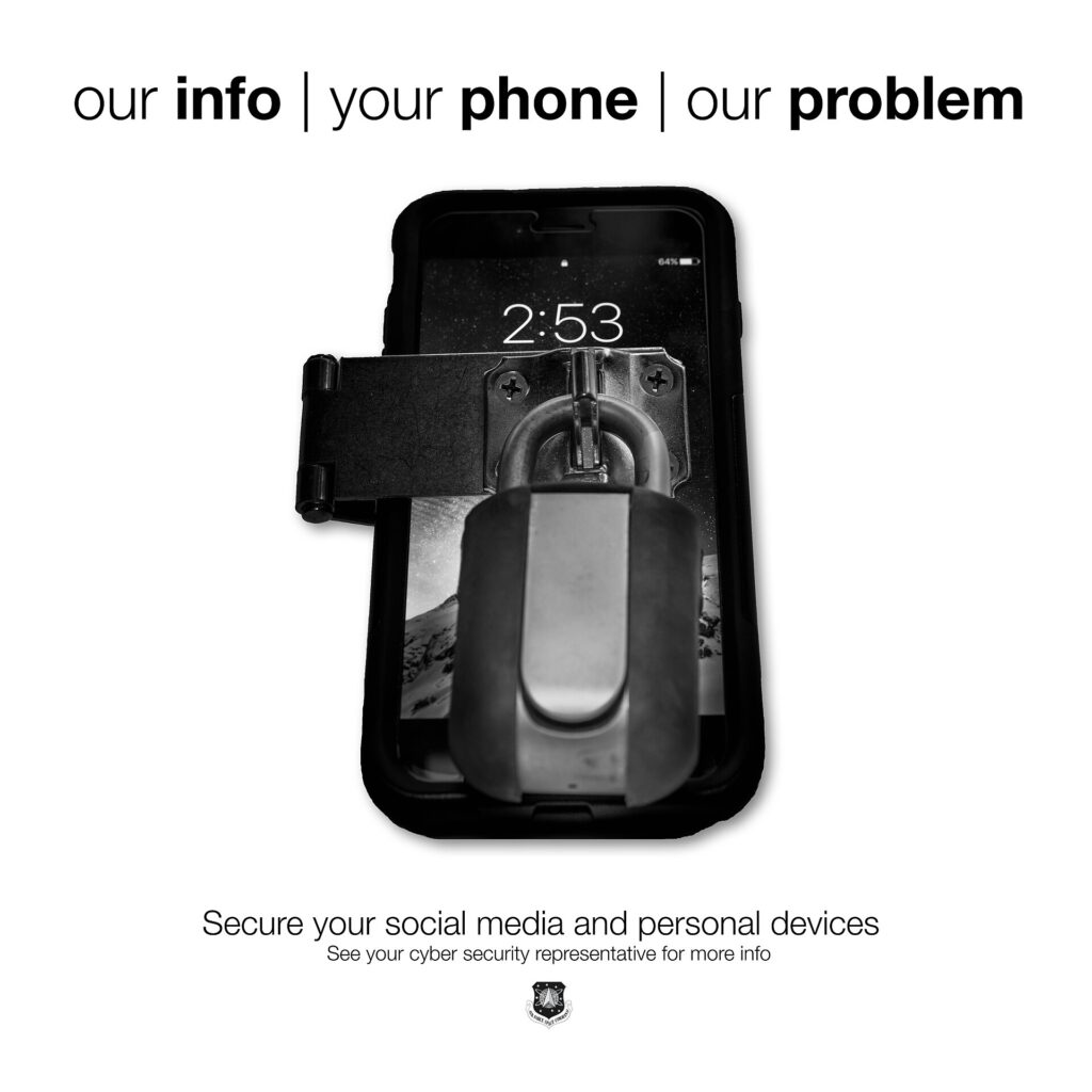 Écran verrouillé d'un téléphone tenu à la main devant un fond neutre
