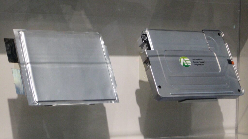 Piles usag&eacute;es de formats diff&eacute;rents rassembl&eacute;es dans une petite bo&icirc;te en carton