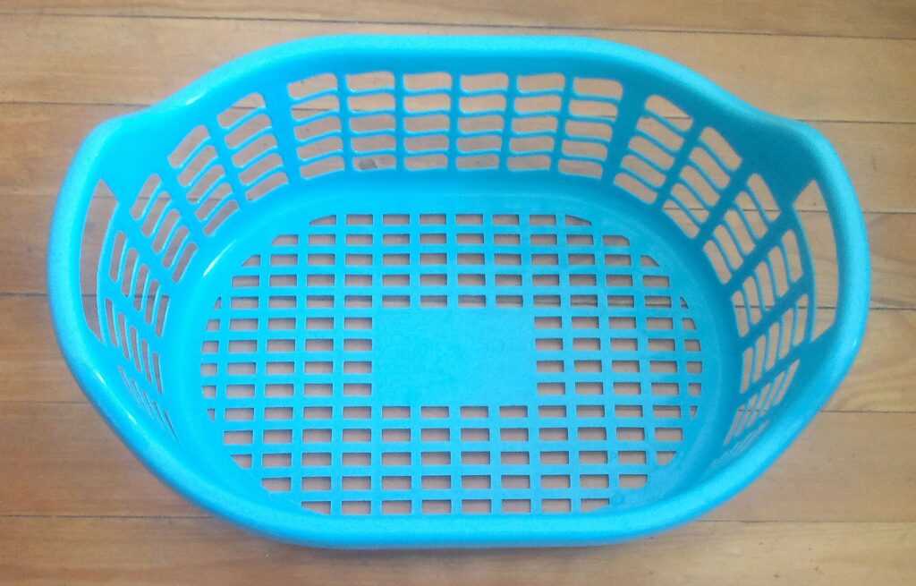 Petite trousse ouverte contenant des pansements et quelques articles de soin