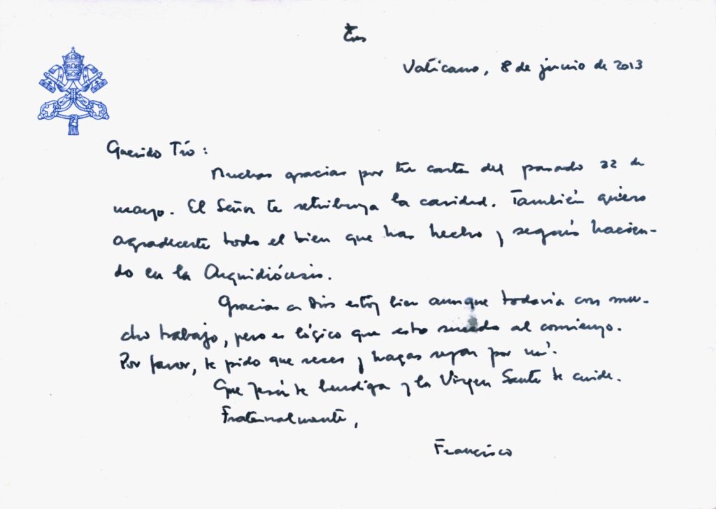 Liste manuscrite sur une feuille pliée, plusieurs lignes barrées au stylo bleu