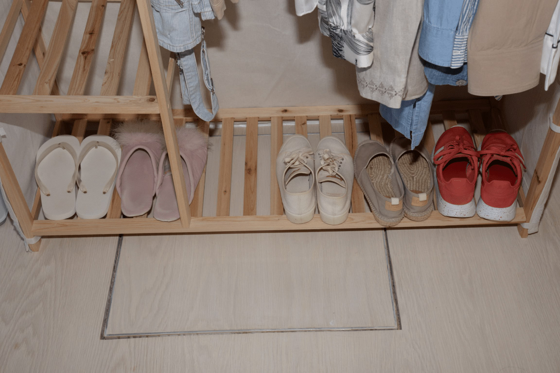 Huit paires de chaussures suffisent dans un placard d&rsquo;entrée