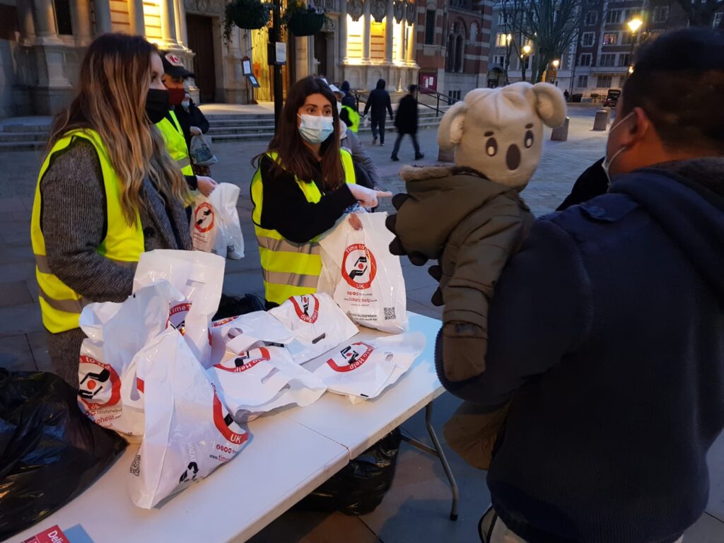 Boîte-repas fermée posée sur un plan de travail à côté d'un sac et de clés
