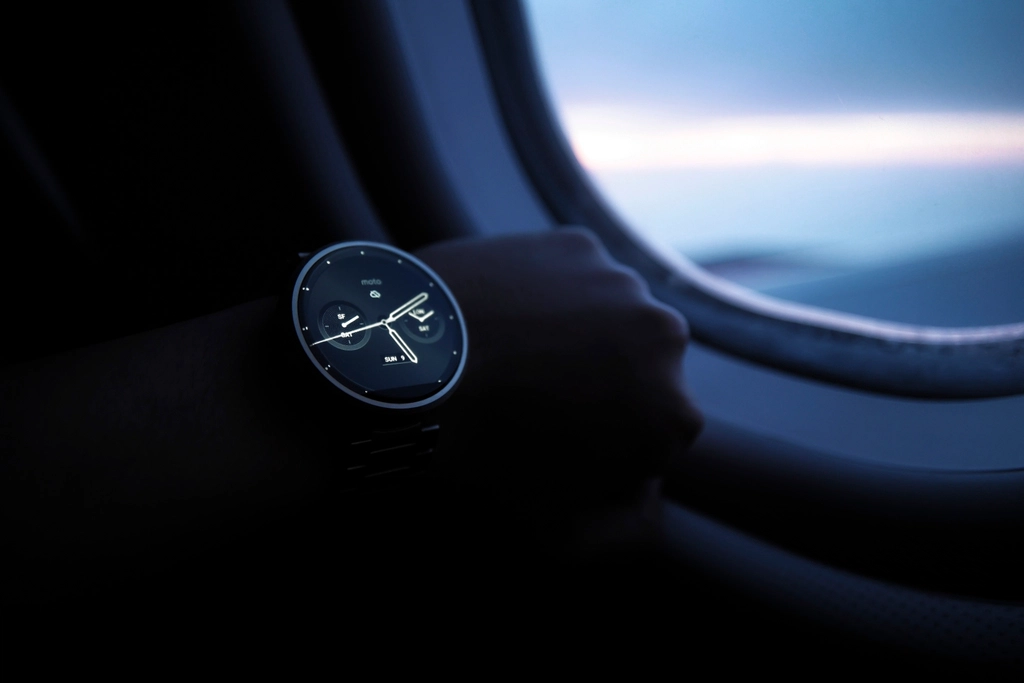 Montre connectée portée au poignet, écran allumé montrant une alerte brève