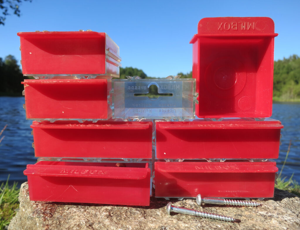 Bacs de rangement en plastique empil&eacute;s avec leurs couvercles clips&eacute;s et &eacute;tiquet&eacute;s