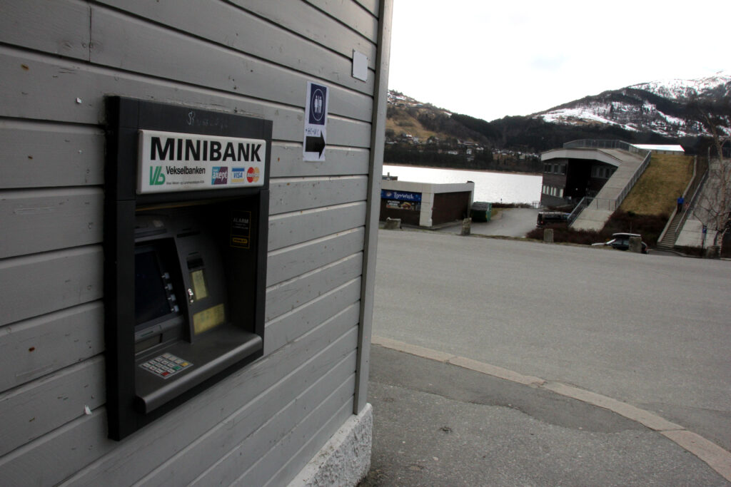 Distributeur automatique de billets encastré dans un mur de rue commerçante