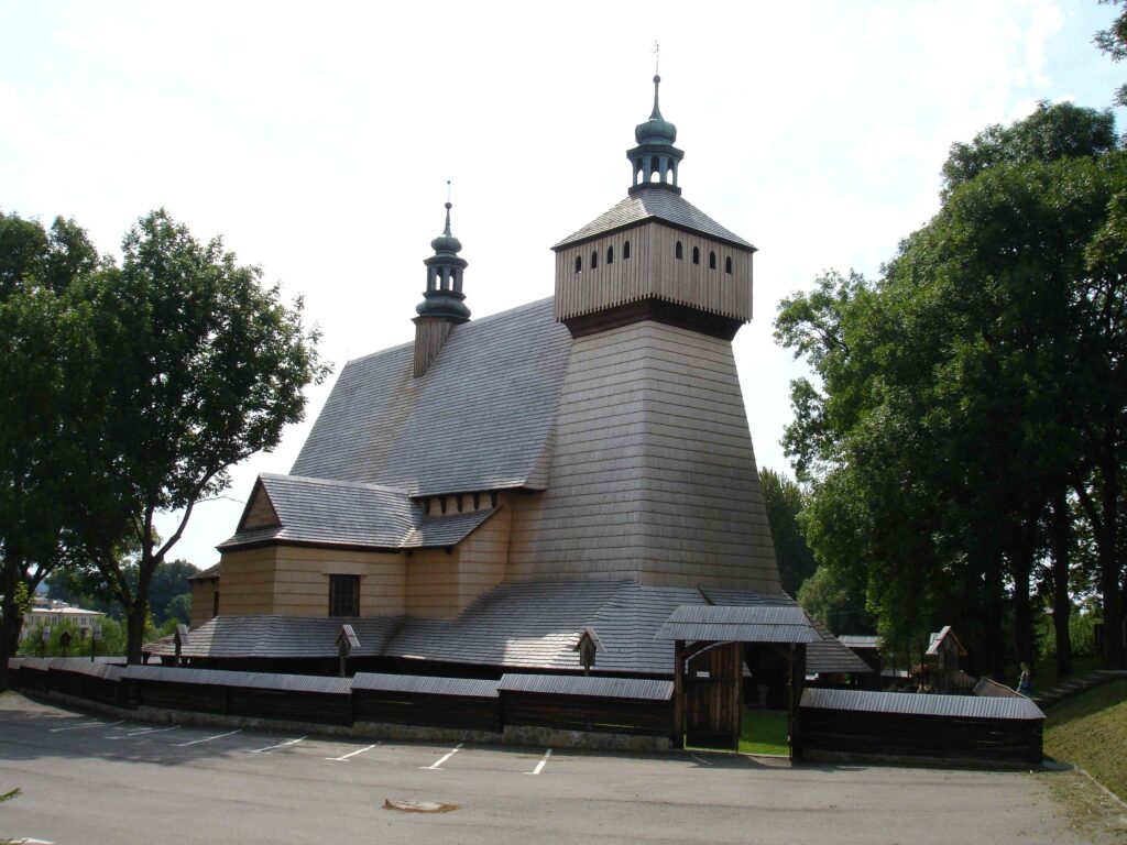 Ouvrage ancien ouvert sur des pages imprim&eacute;es en latin, reliure de cuir us&eacute;e