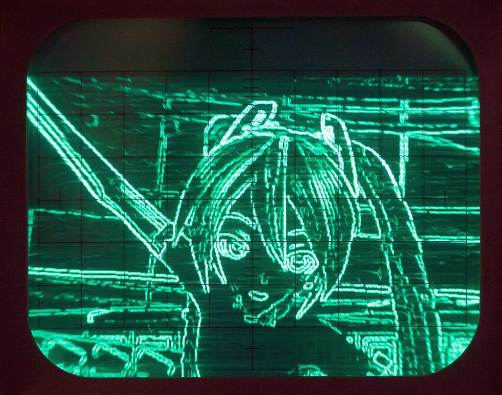 &Eacute;cran d'oscilloscope affichant une trace lumineuse dans un laboratoire aux instruments anciens