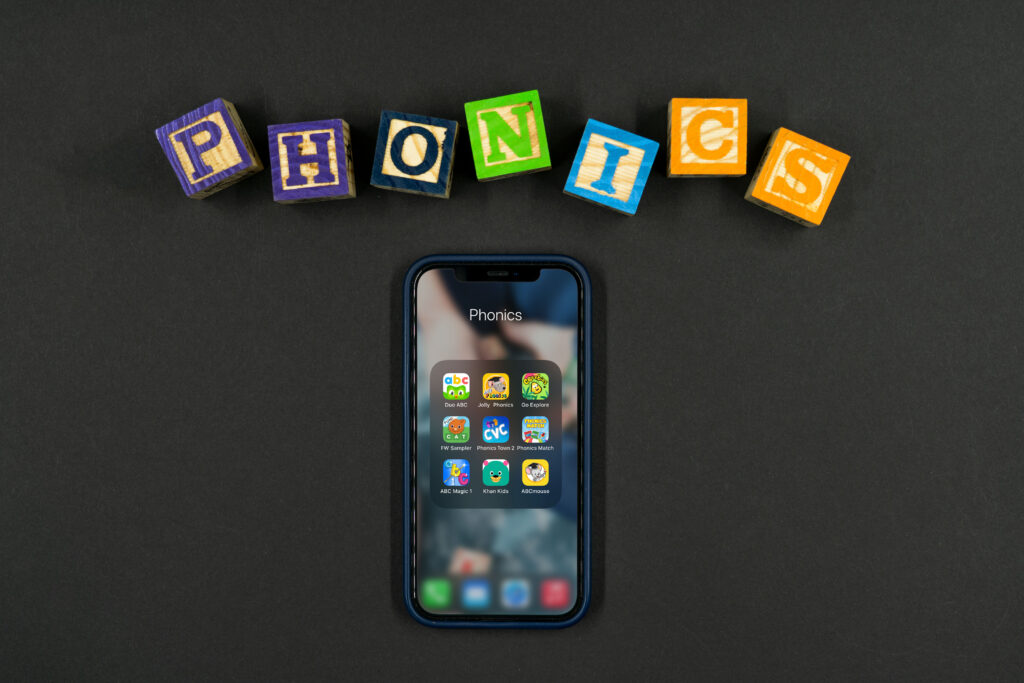 &Eacute;cran de t&eacute;l&eacute;phone affichant une grille d'ic&ocirc;nes d'applications, tenu &agrave; deux mains