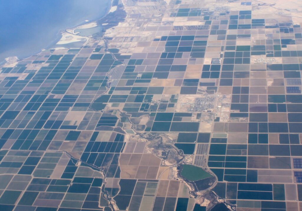 Vue a&eacute;rienne d'un champ agricole pr&eacute;sentant un motif g&eacute;om&eacute;trique tr&egrave;s &eacute;labor&eacute;