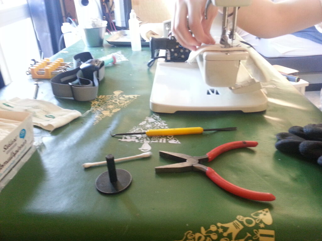 Machine à coudre en cours d'utilisation sur un vêtement posé à plat