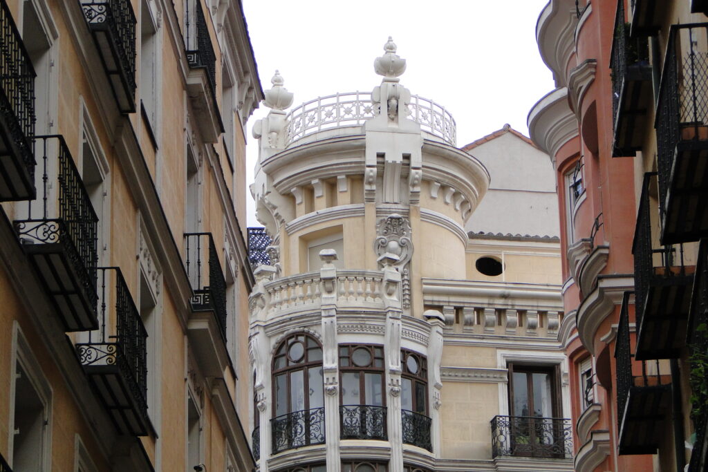 Fa&ccedil;ade d'un immeuble ancien d'une rue de Madrid avec balcons en fer forg&eacute;