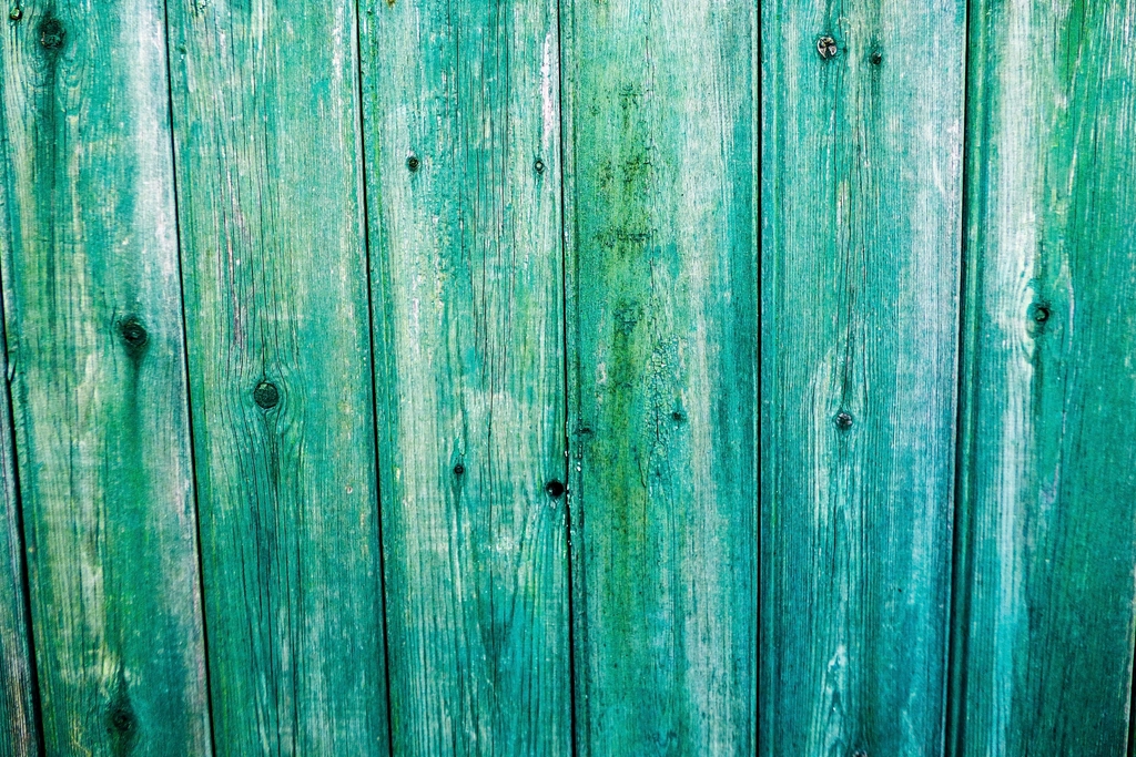 Planche de bois attach&eacute;e &agrave; une corde pos&eacute;e dans un champ de c&eacute;r&eacute;ales au cr&eacute;puscule